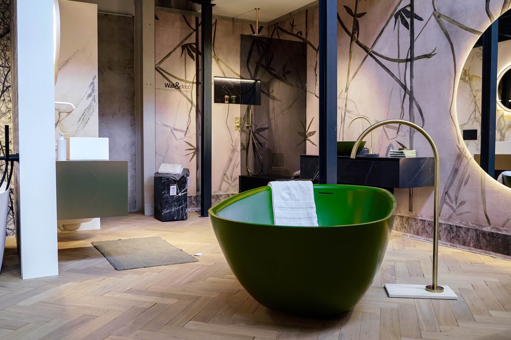 Bad modern grün mit freistehender Badewanne