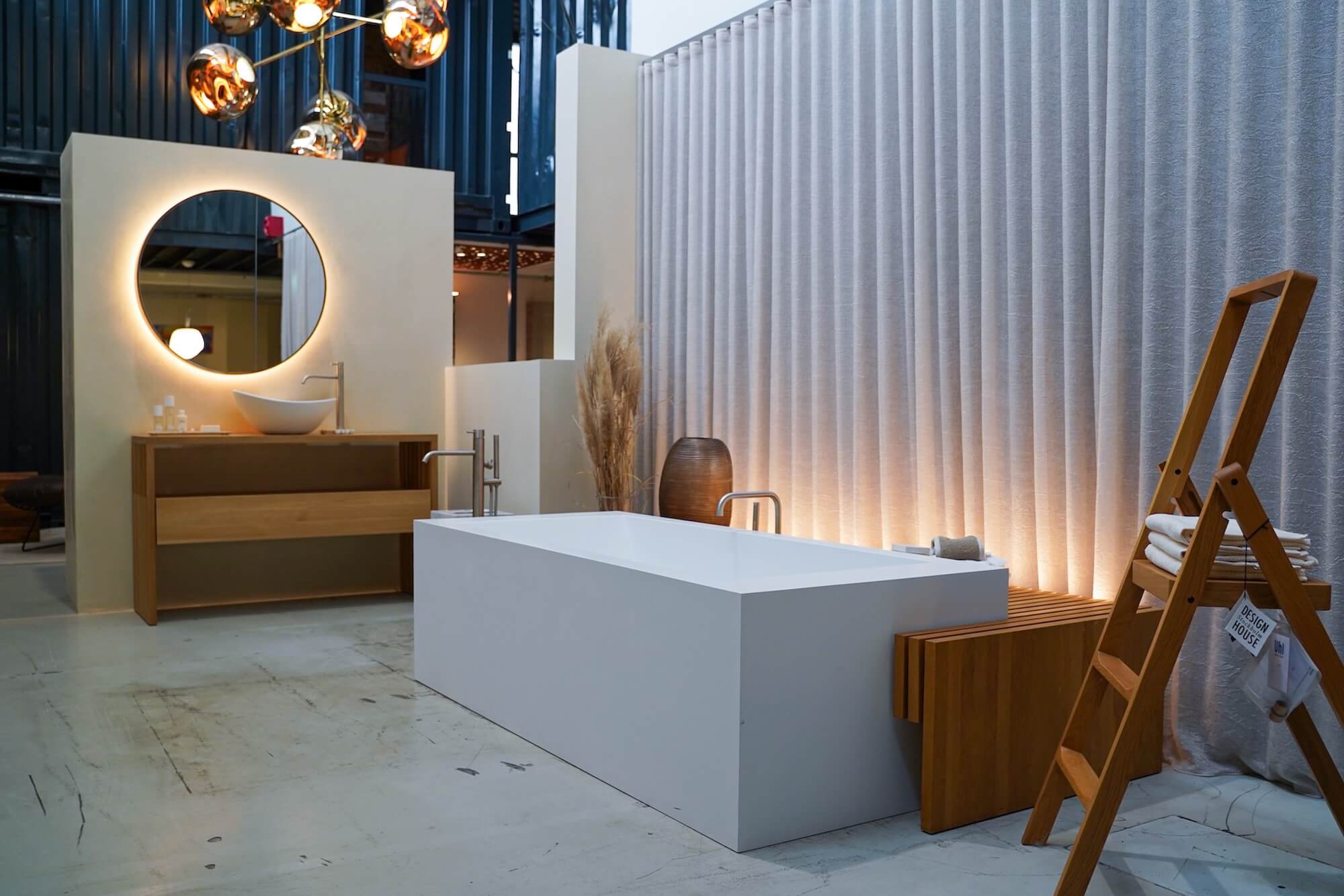 Bad mit Badewanne mit Holzelementen modern