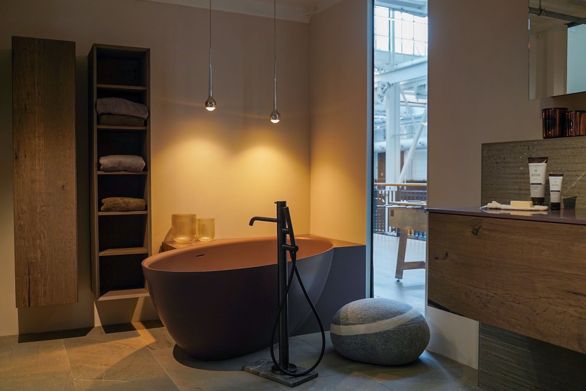 Bad mit freistehender runder Badewanne