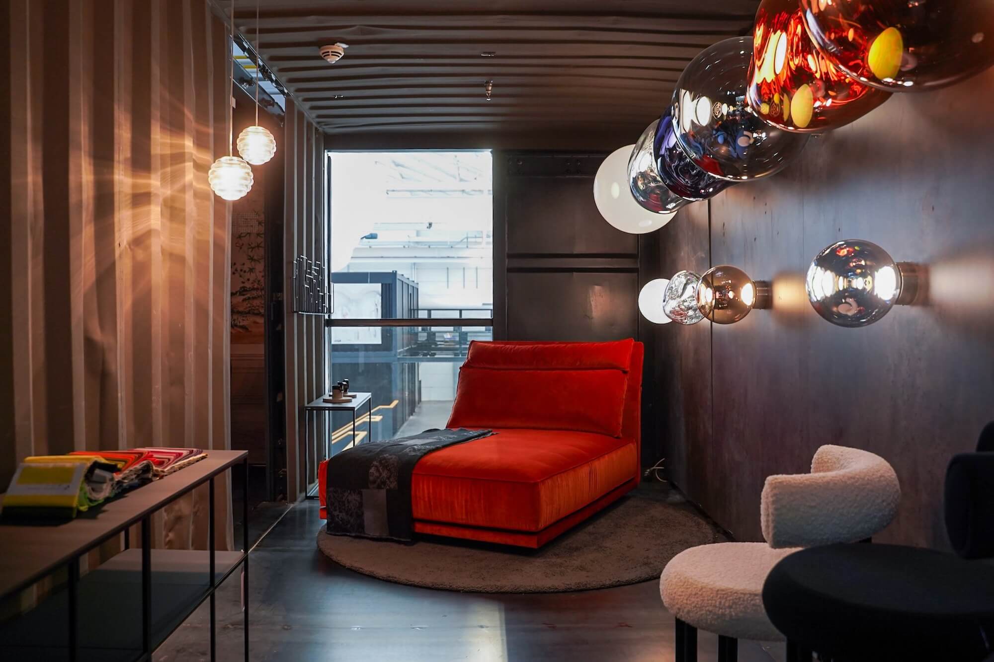 Container mit Beleuchtung Stühlen und Designliege Polster