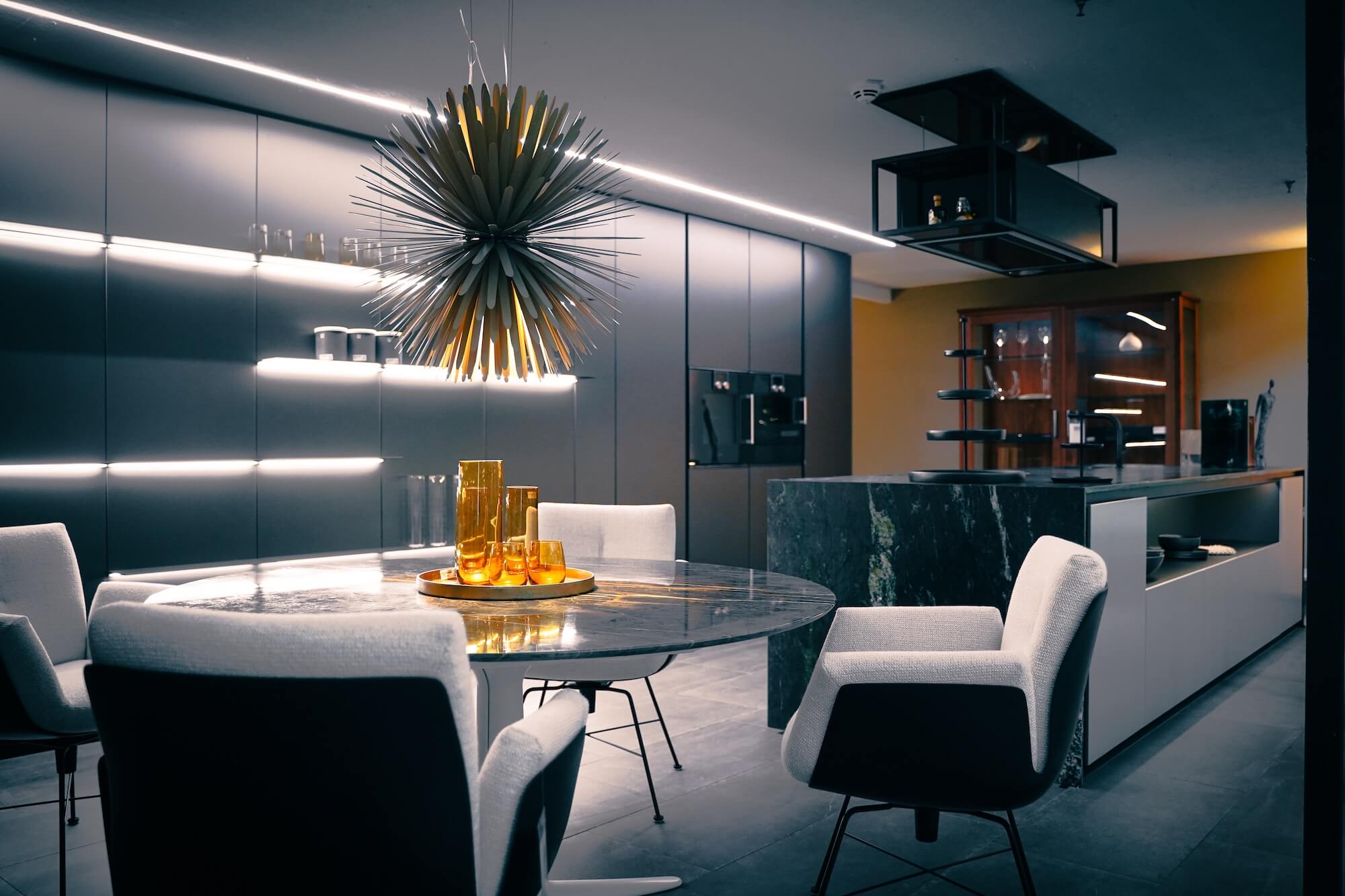 Kuechenwelt Designkueche mit Insel und Essbereich