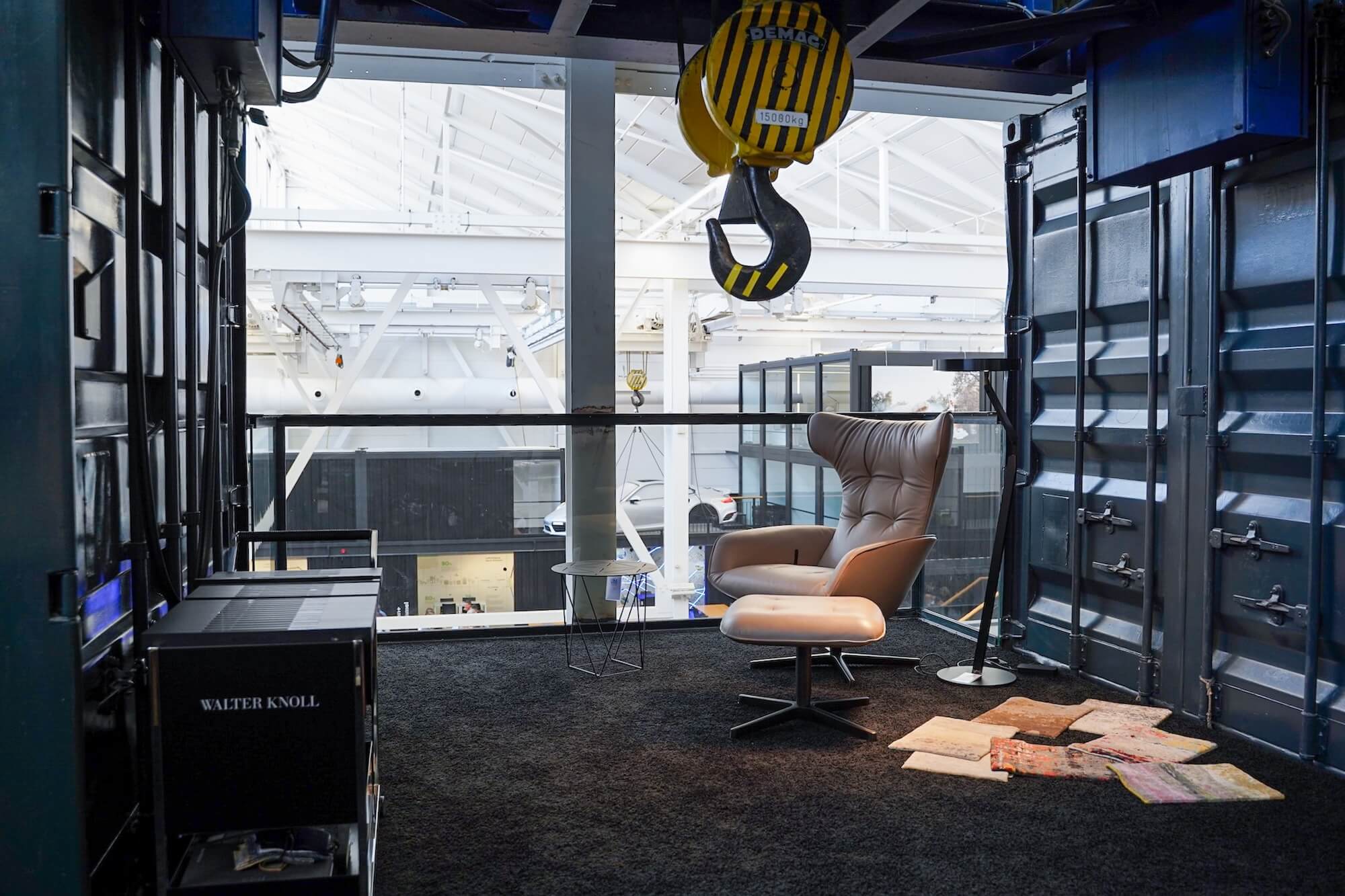 Marken Walter Knoll Ledersessel mit Hocker im Container