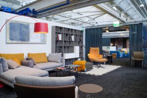 Wohnen Wohnzimmer mit grauer Polstergarnitur und gelbem Sessel