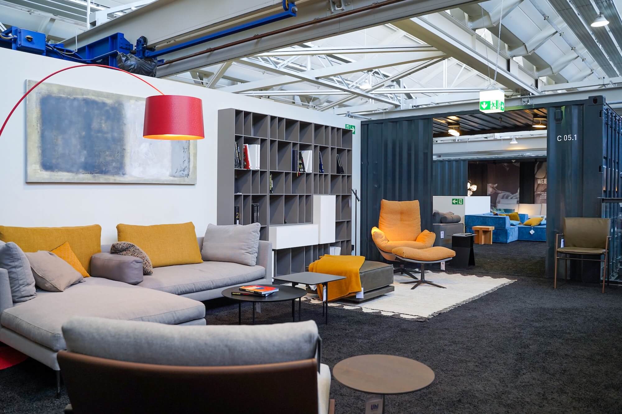 Wohnen Wohnzimmer mit grauer Polstergarnitur und gelbem Sessel