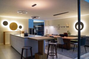 Küchenhersteller Design Inselküche Weiss Holz mit Essbereich