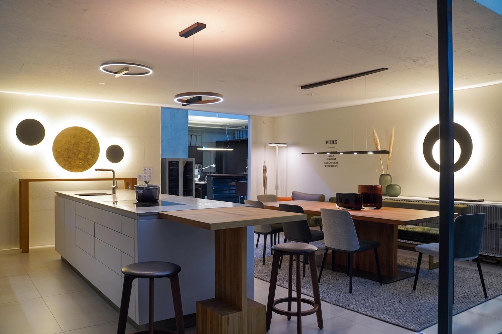 Küchenhersteller Design Inselküche Weiss Holz mit Essbereich