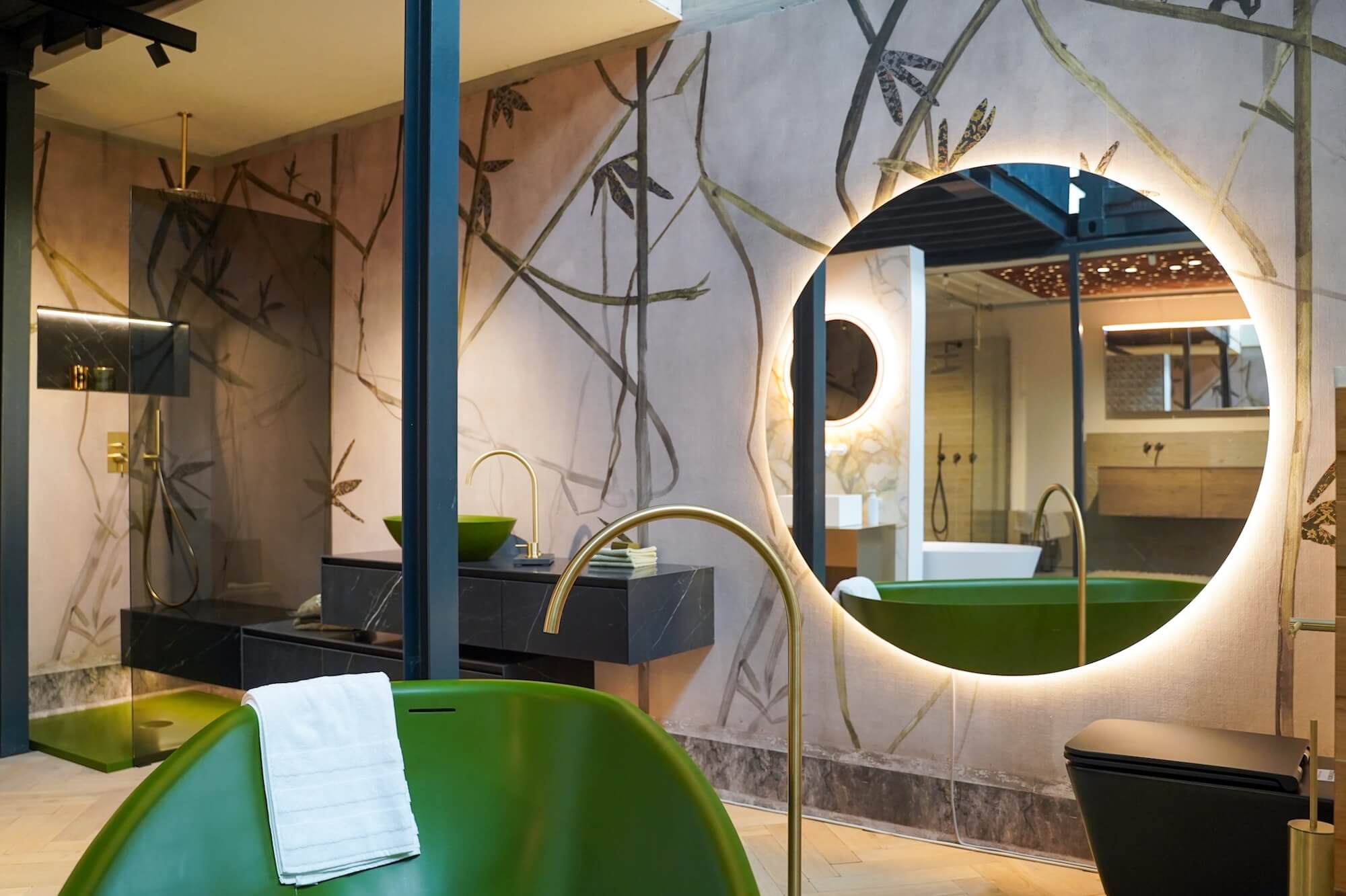 Design Badezimmer mit freistehender Badewanne gruen