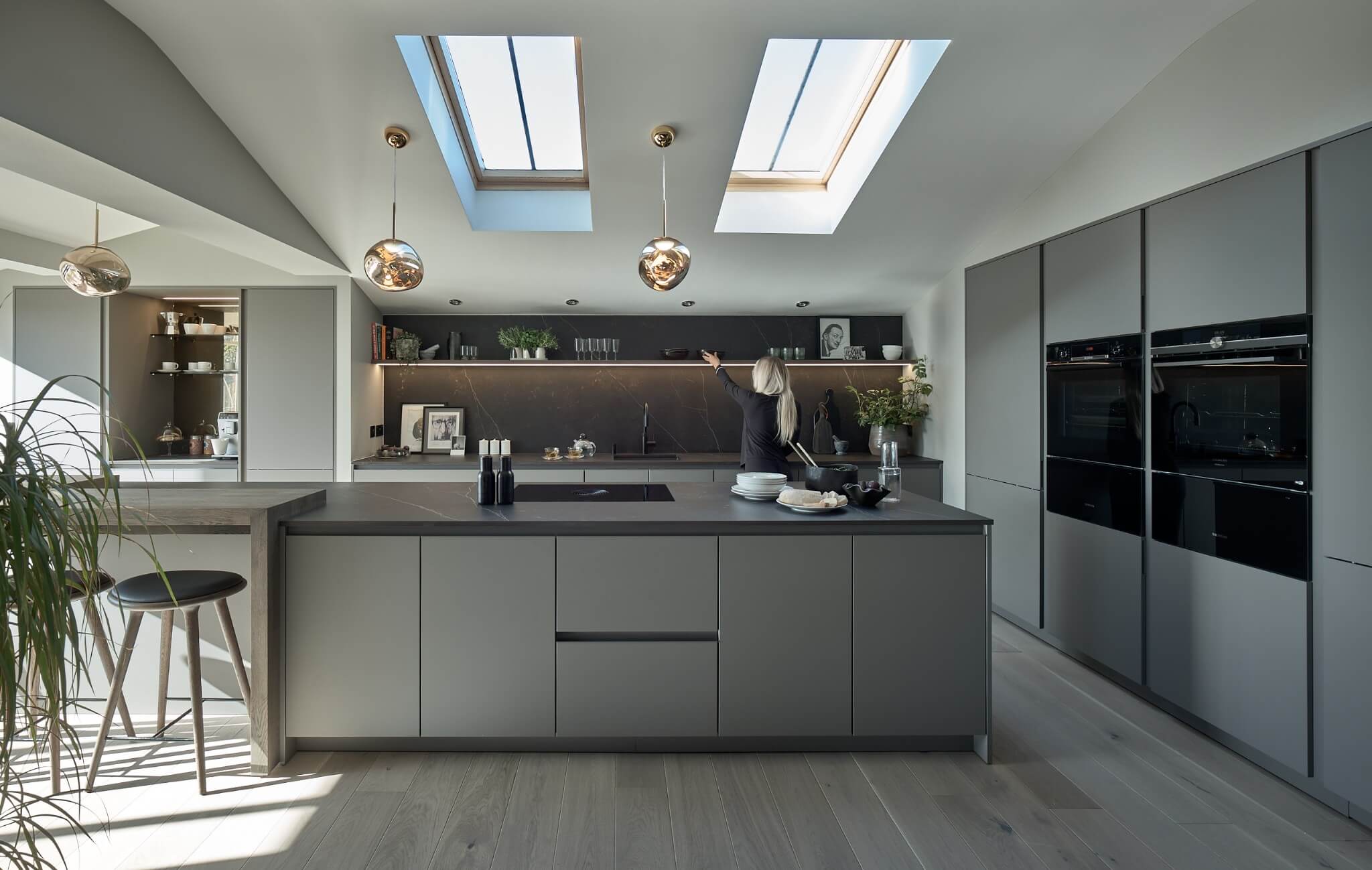 SieMatic Design Inselkueche grifflos Schwarzgruen