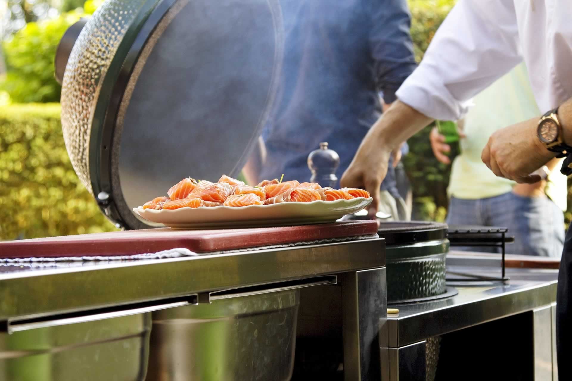 Big Green Egg Grill mit Fleisch