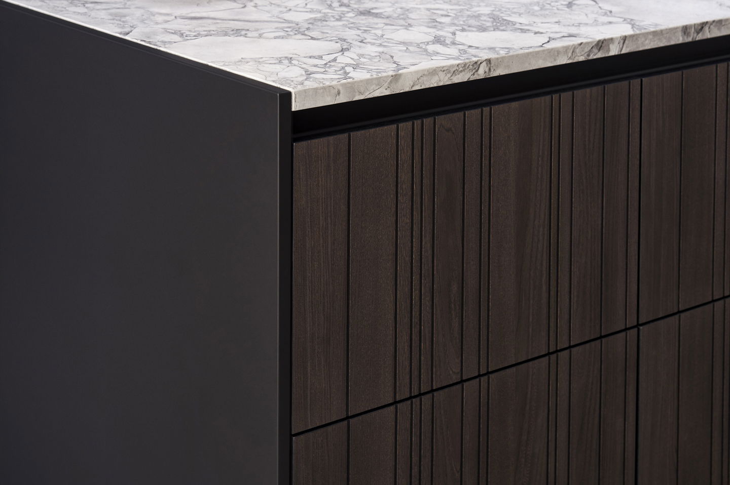 Leicht Bahia Designküche mit Insel Echtholzfront