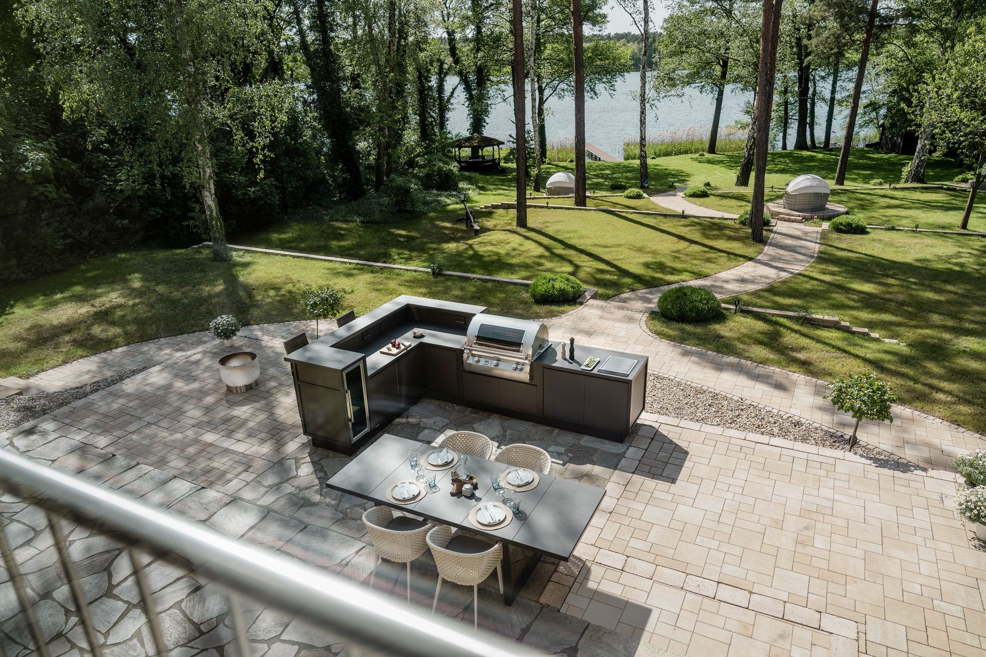 burn-outdoorkueche-garten-see-essbereich