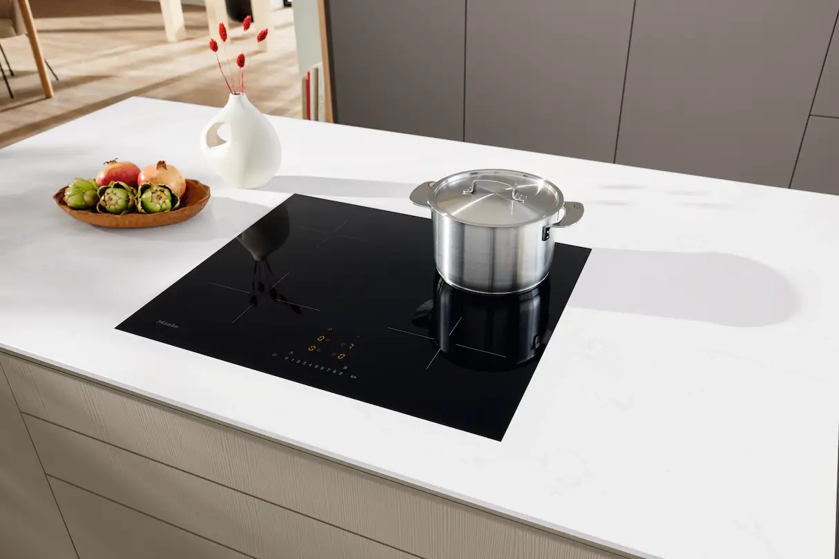 Miele-Induktionskochfeld-mit-Topf