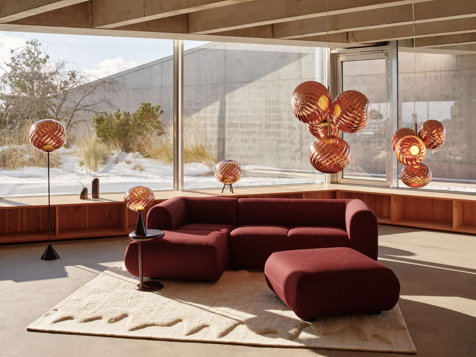 Tom Dixon Sofa Fat in Rot mit Leuchten in Kupfer