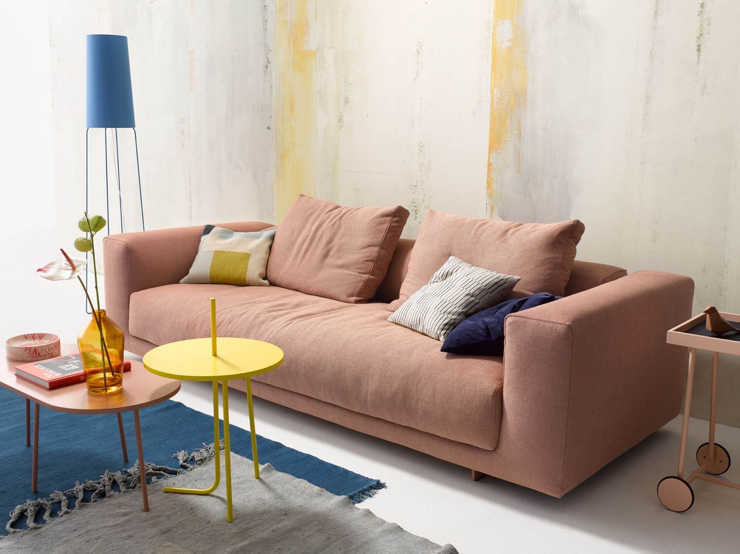 COR Moss Sofa in Rosé mit Kissen