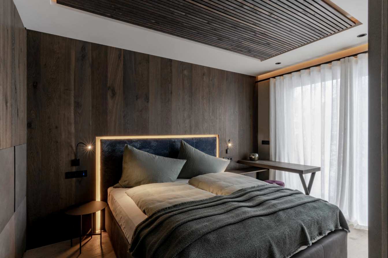 Schotten & Hansen Holzwand im Schlafzimmer