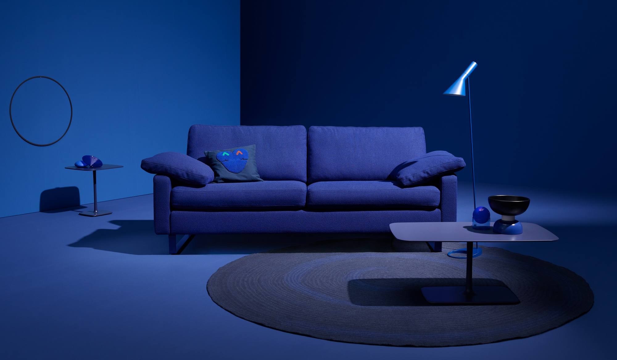 COR Conseta Sofa in Blau in einem Wohnraum