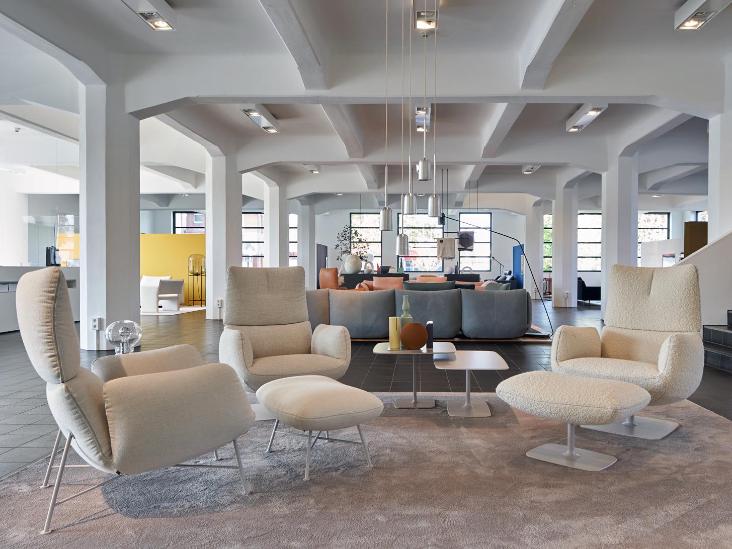 COR Haus Showroom in Rheda-Wiedenbrück mit Sofas und Sesseln
