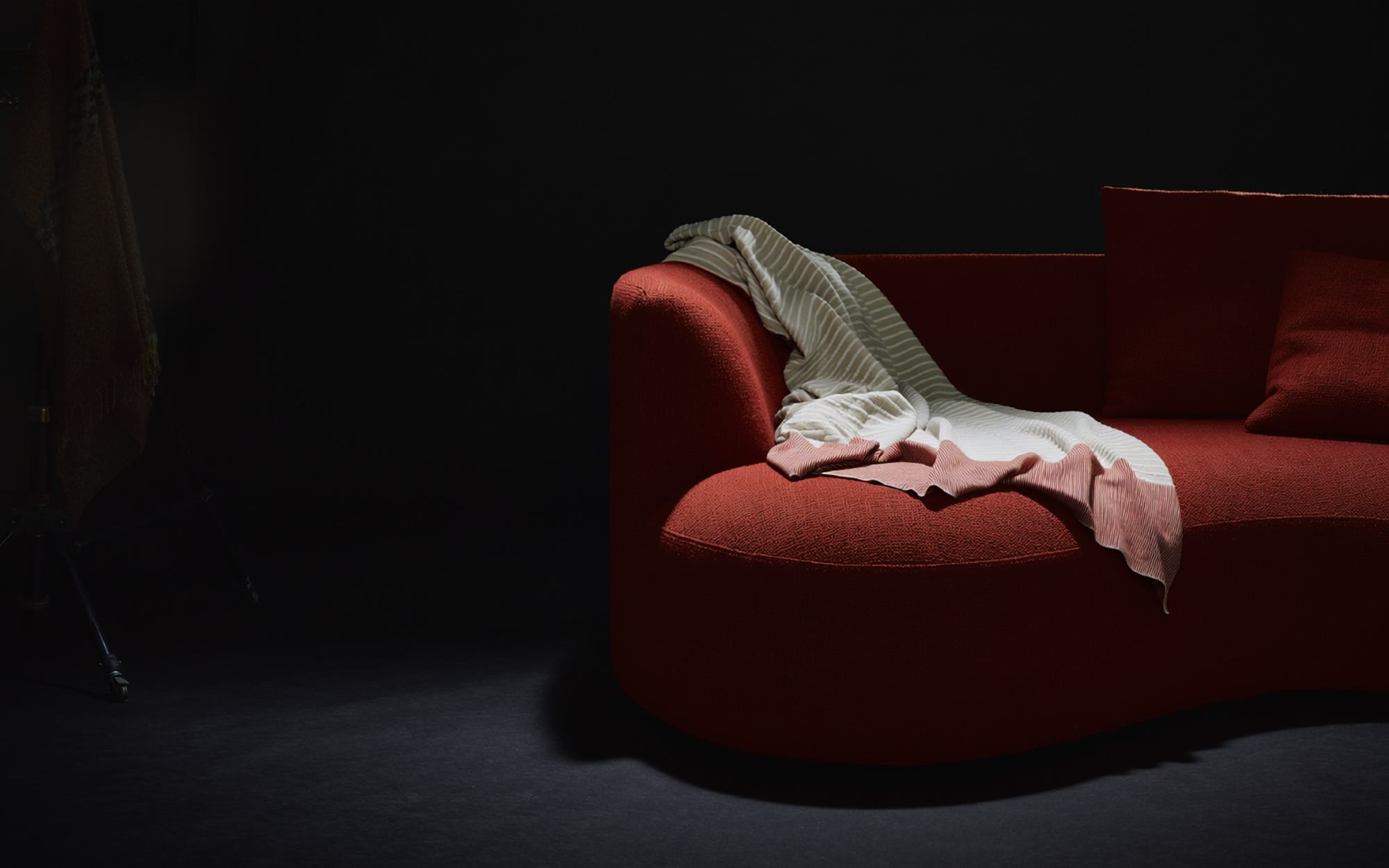 COR Siwa Sofa in Rot in einem hellen Wohnraum