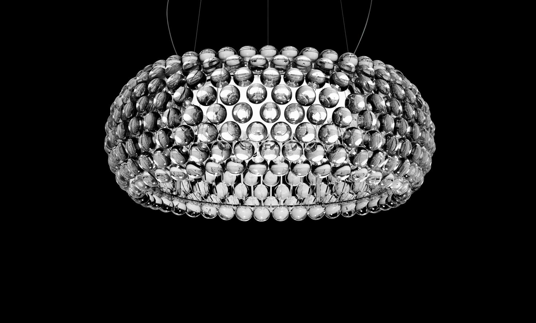 Foscarini Caboche Hängeleuchte vor schwarzem Hintergrund