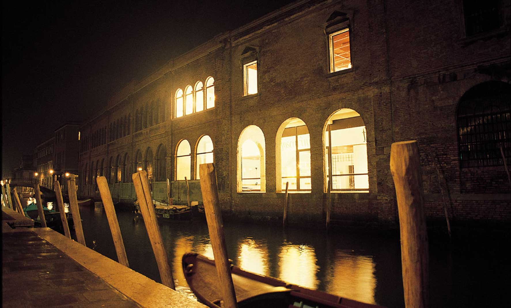 Foscarini Murano am Abend mit beleuchteten Gebäuden am Kanal
