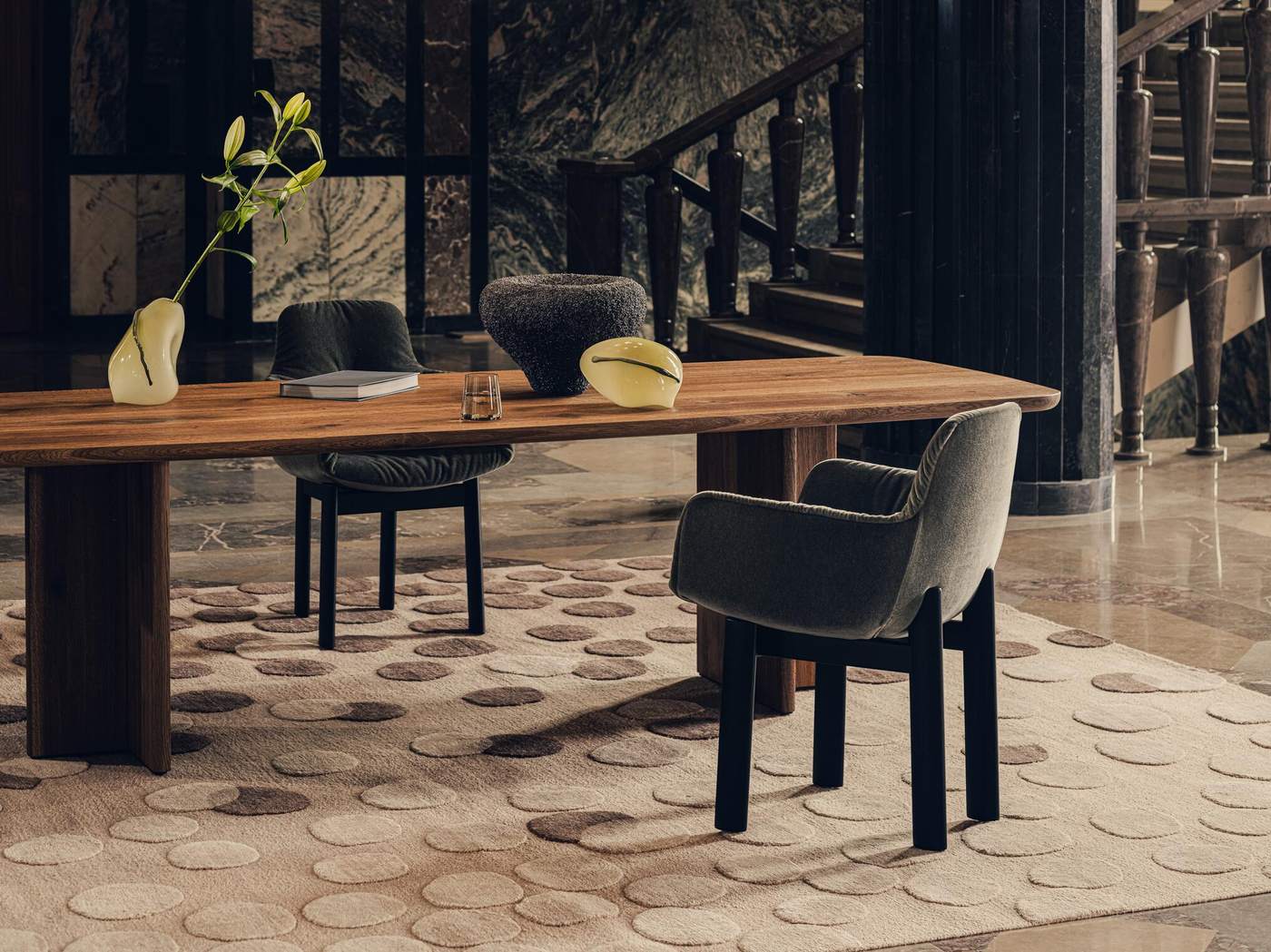 Freifrau Ada Armchairs mit Massivholzgestell am Esstisch