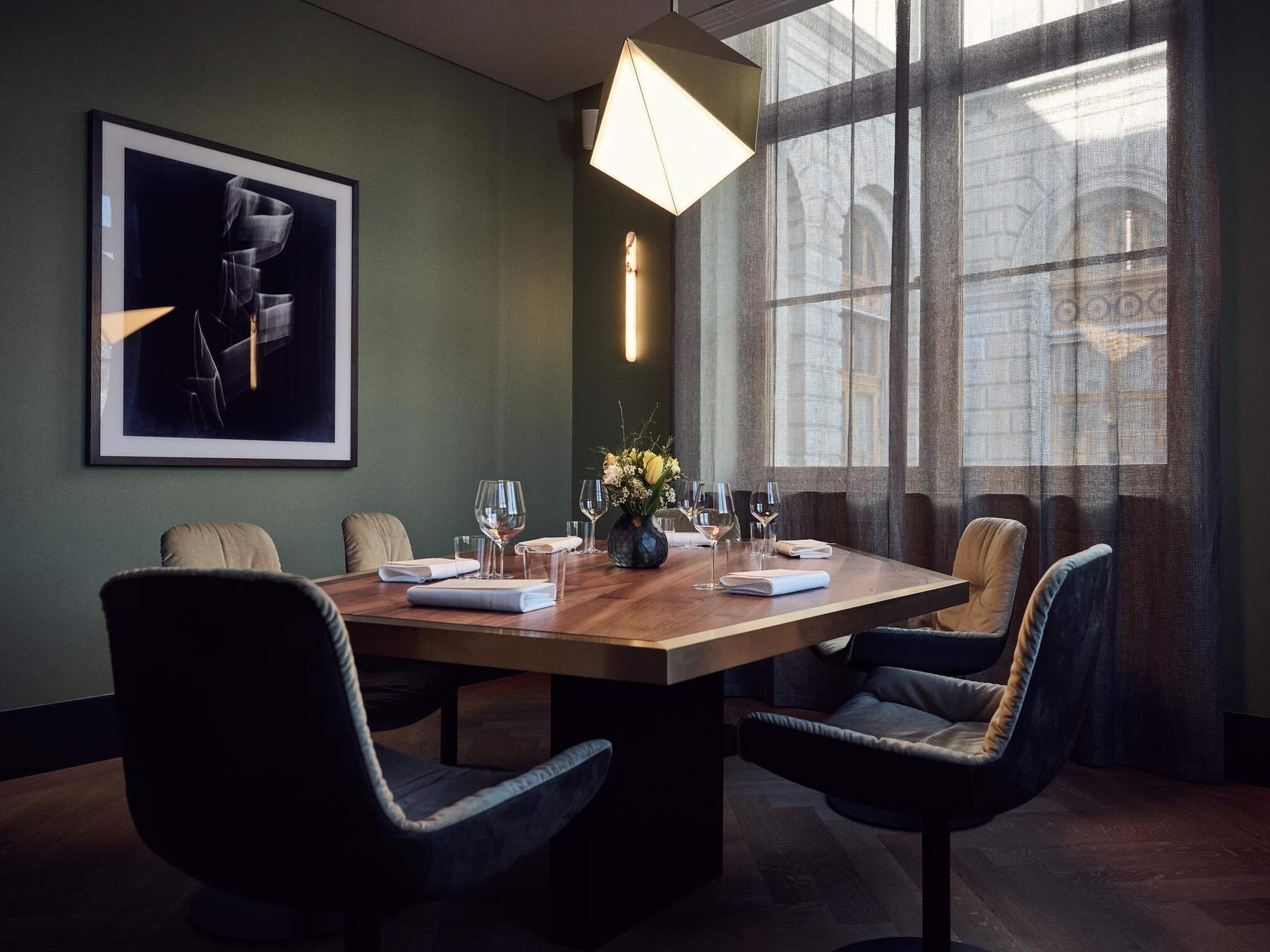 Freifrau Leya Armchairs an Tischen in einem Restaurant