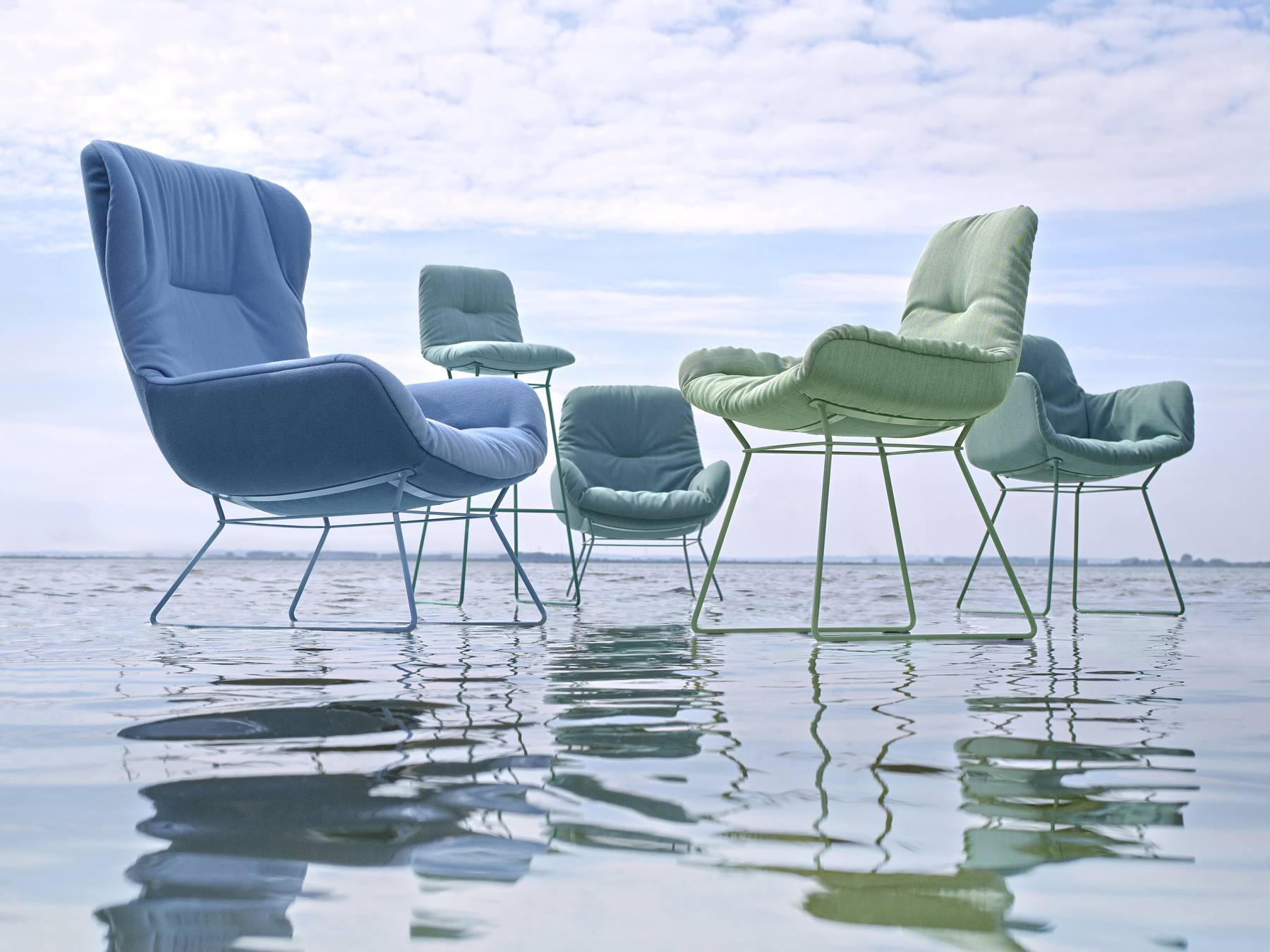 Freifrau Leya Familie mit Sesseln und Lounge Chairs am Wasser