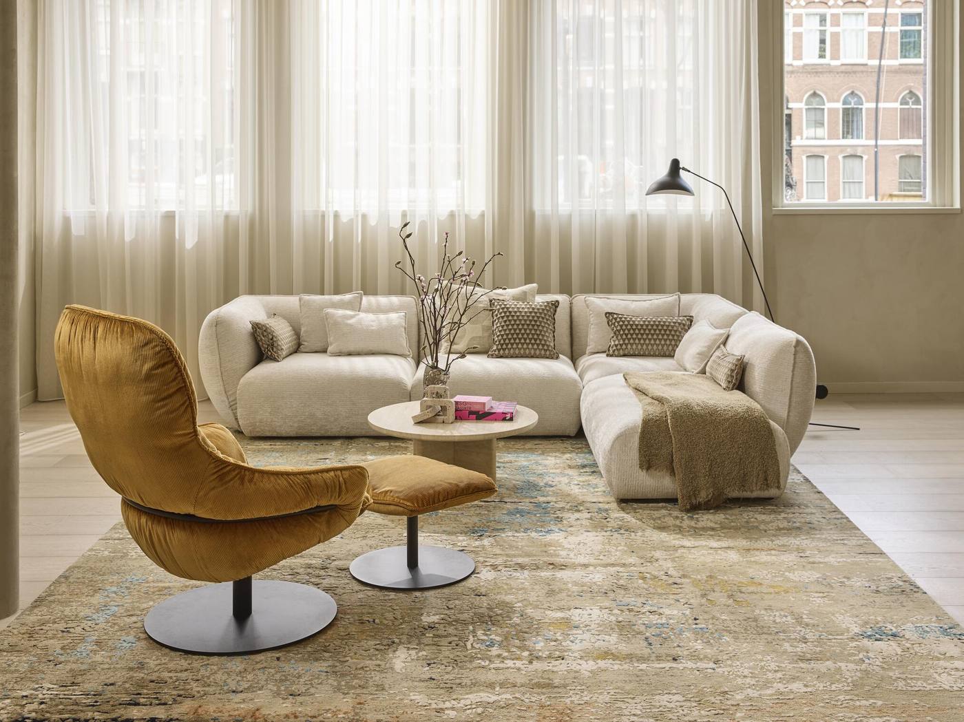 Freifrau Marie Lounge Chair mit Sofa in einem hellen Wohnraum