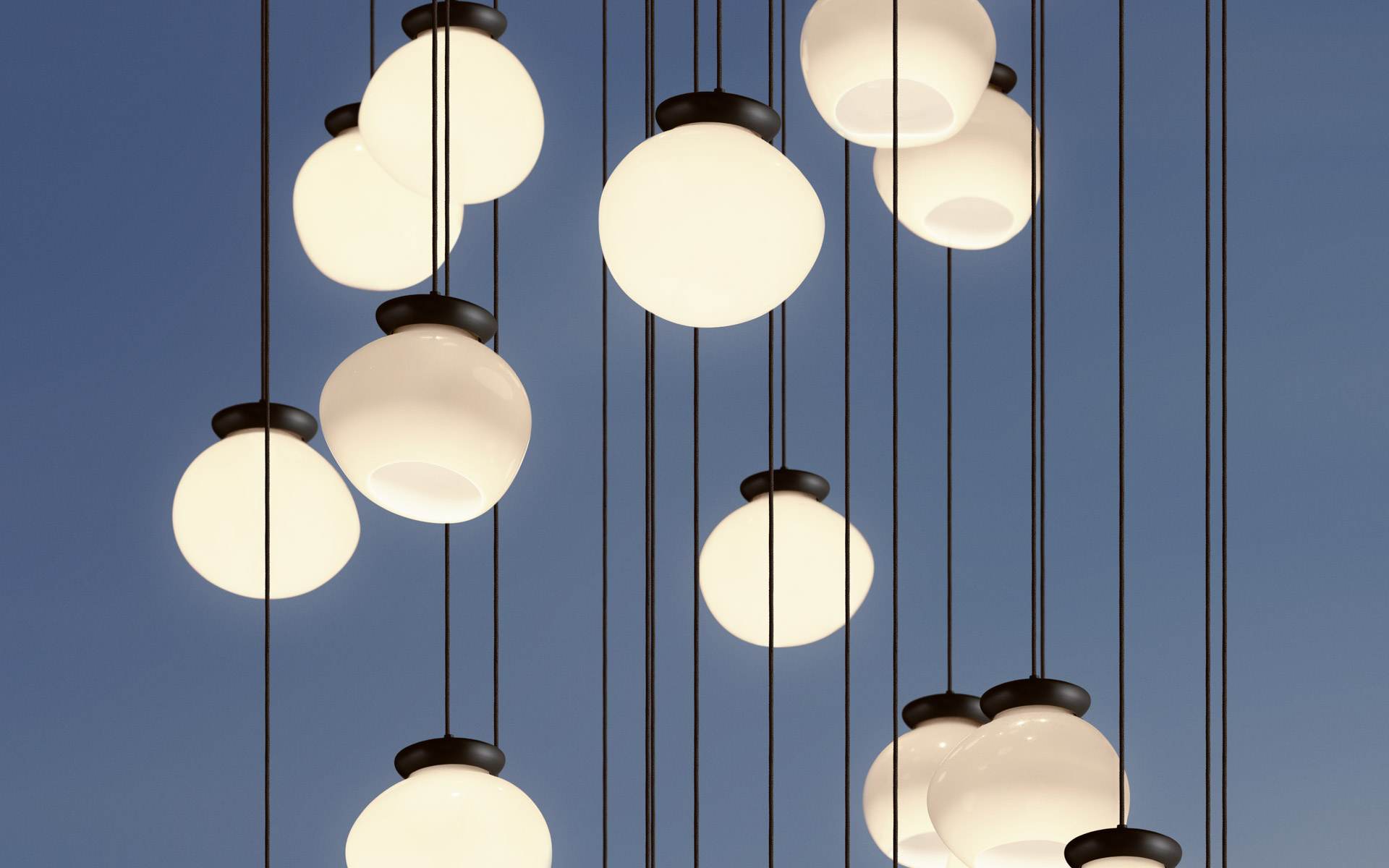 Georg Bechter Licht CERA PENDULA Pendelleuchten vor Abendhimmel