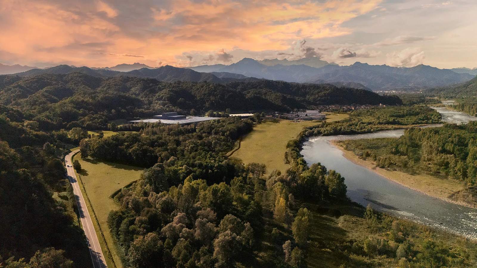 Gessi Landschaft der Valsesia mit Fluss und Bergen