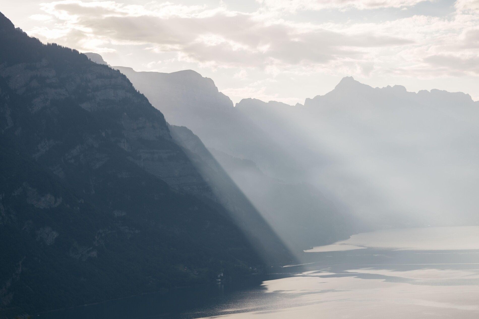 Hüsler Nest Berglandschaft mit See im Morgenlicht