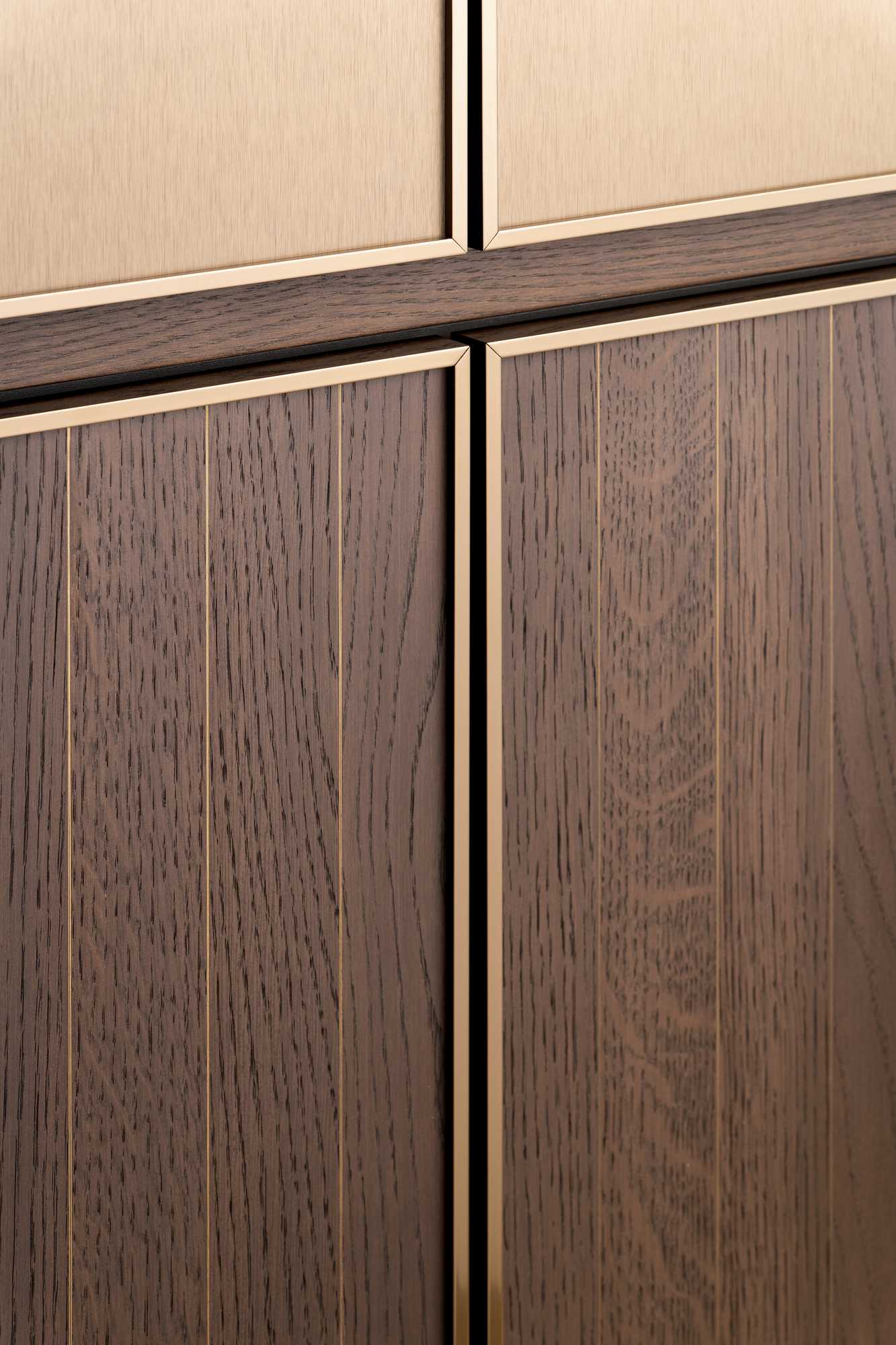 SieMatic Rahmenfront SE 3003 in Eichenfurnier mit Intarsien in goldbronce