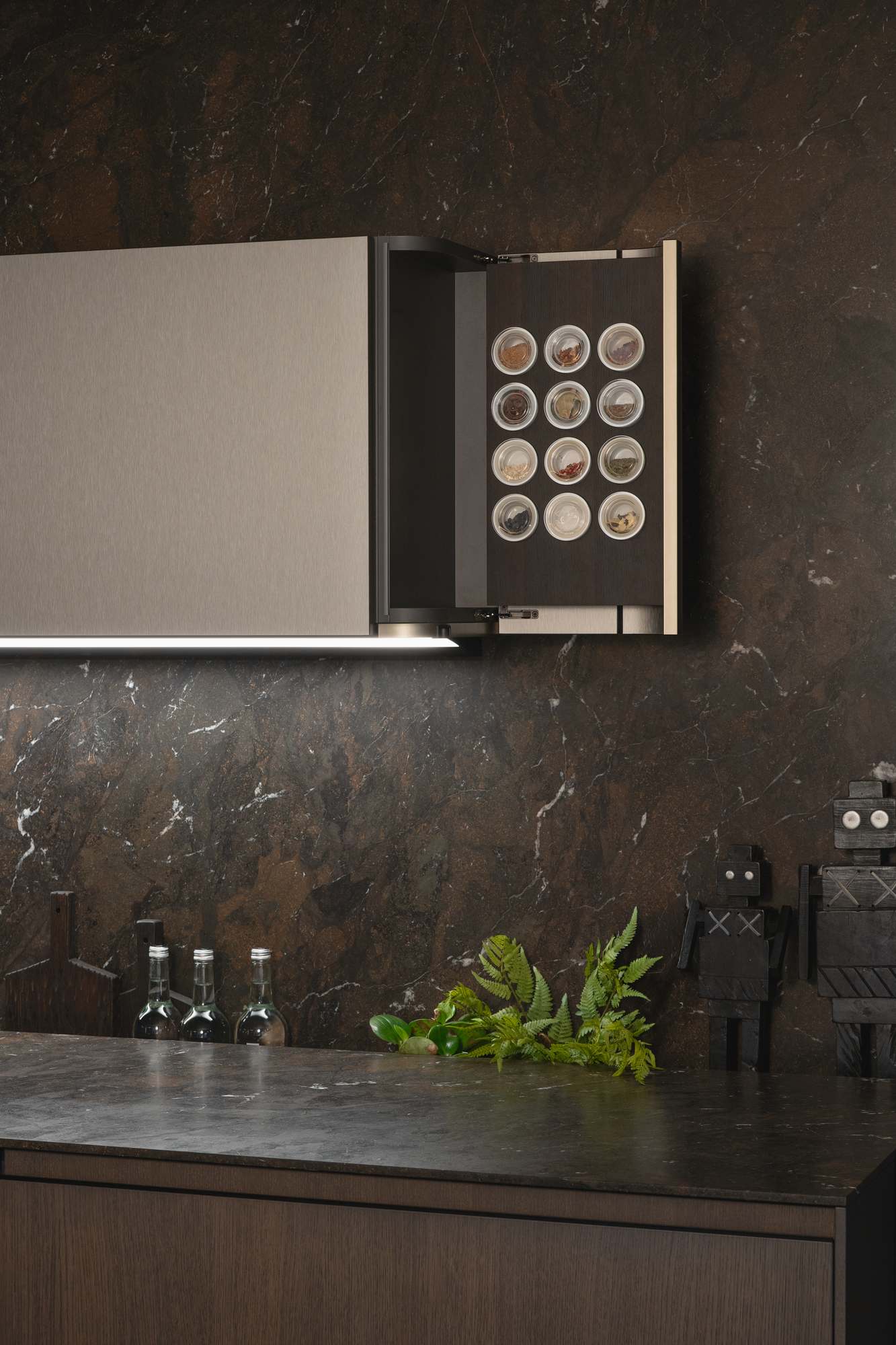 SieMatic SG6 Oberschrank mit geöffneter Formwange und Gewürzdosen aus Porzellan