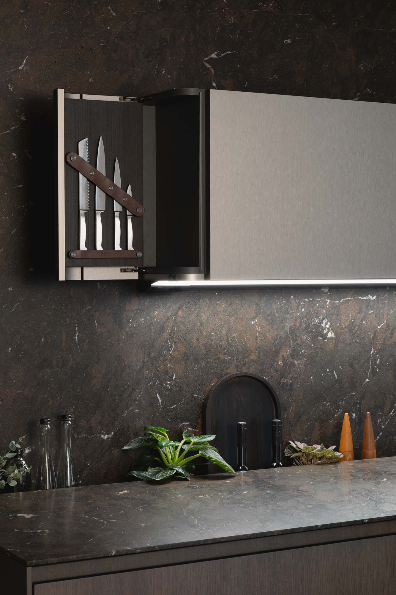 SieMatic SG6 Oberschrank mit geöffneter Formwange und Messermodul aus Leder