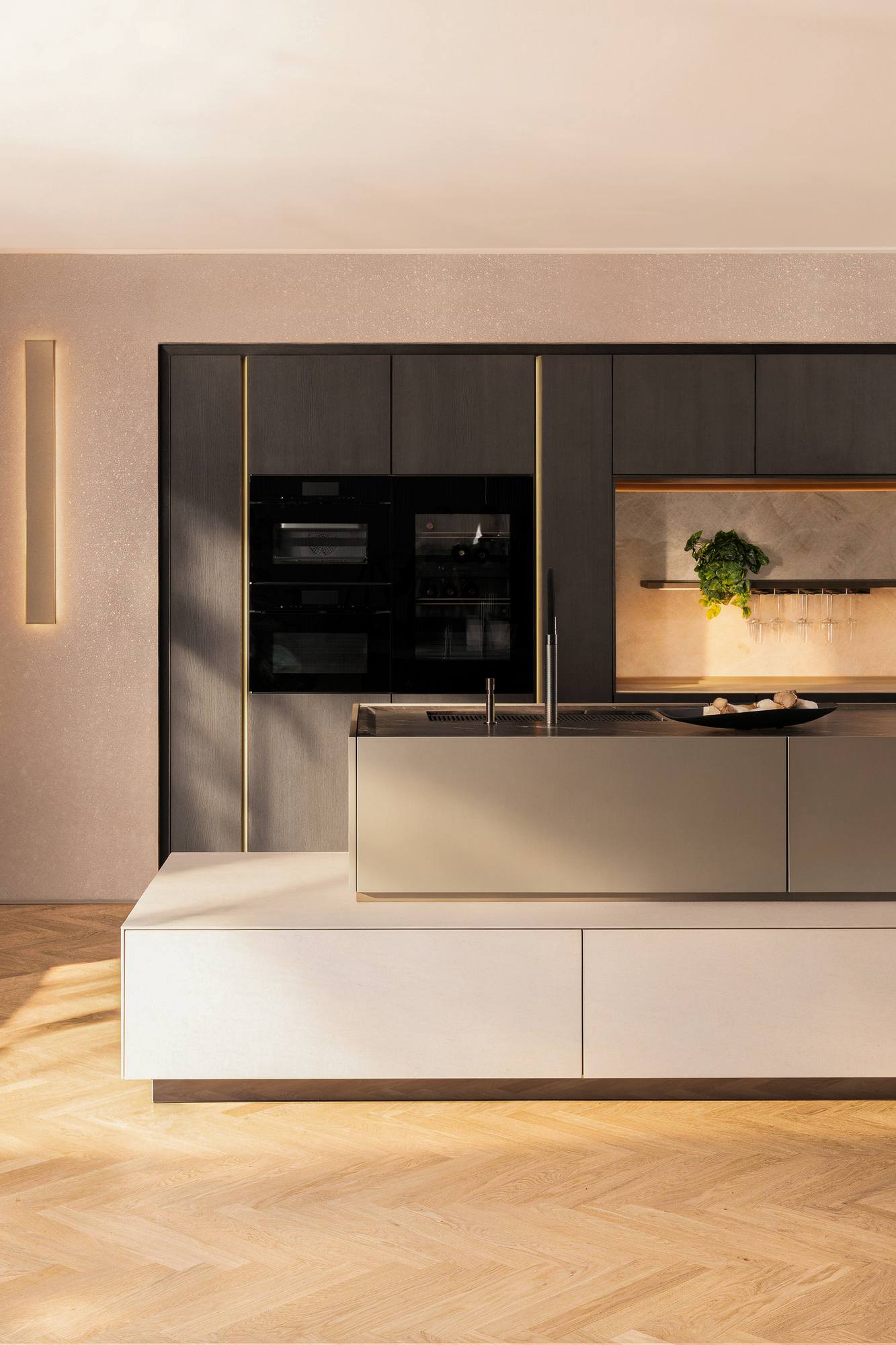SieMatic SLX Kücheninsel aus Keramik und Aluminium bronce mit Schrankzeile in Eiche graphit