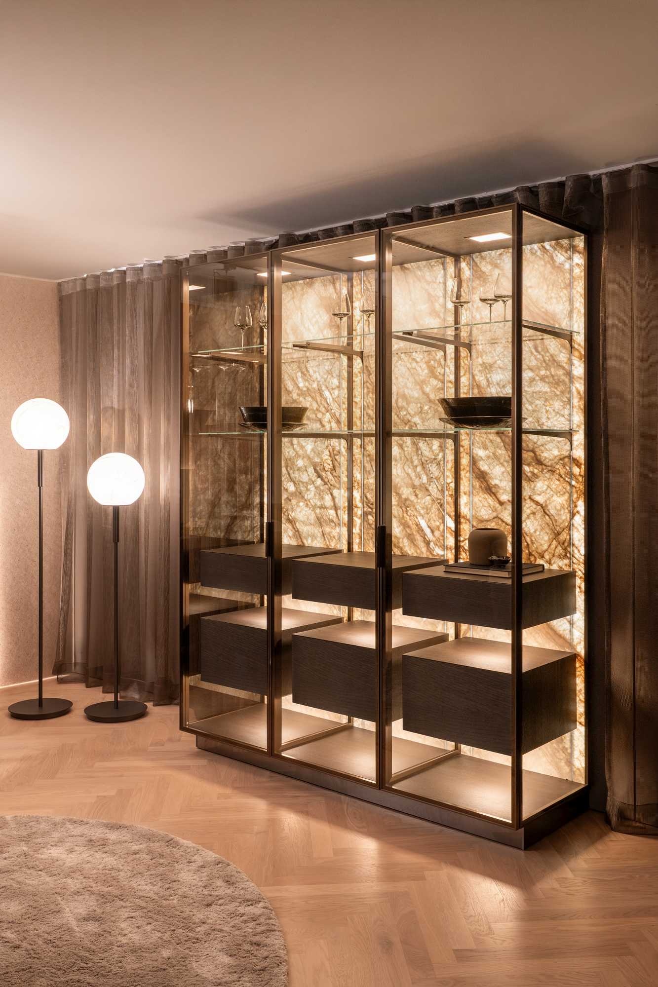 SieMatic SLX Vitrine mit hinterleuchteter Rückwand aus Quarzit