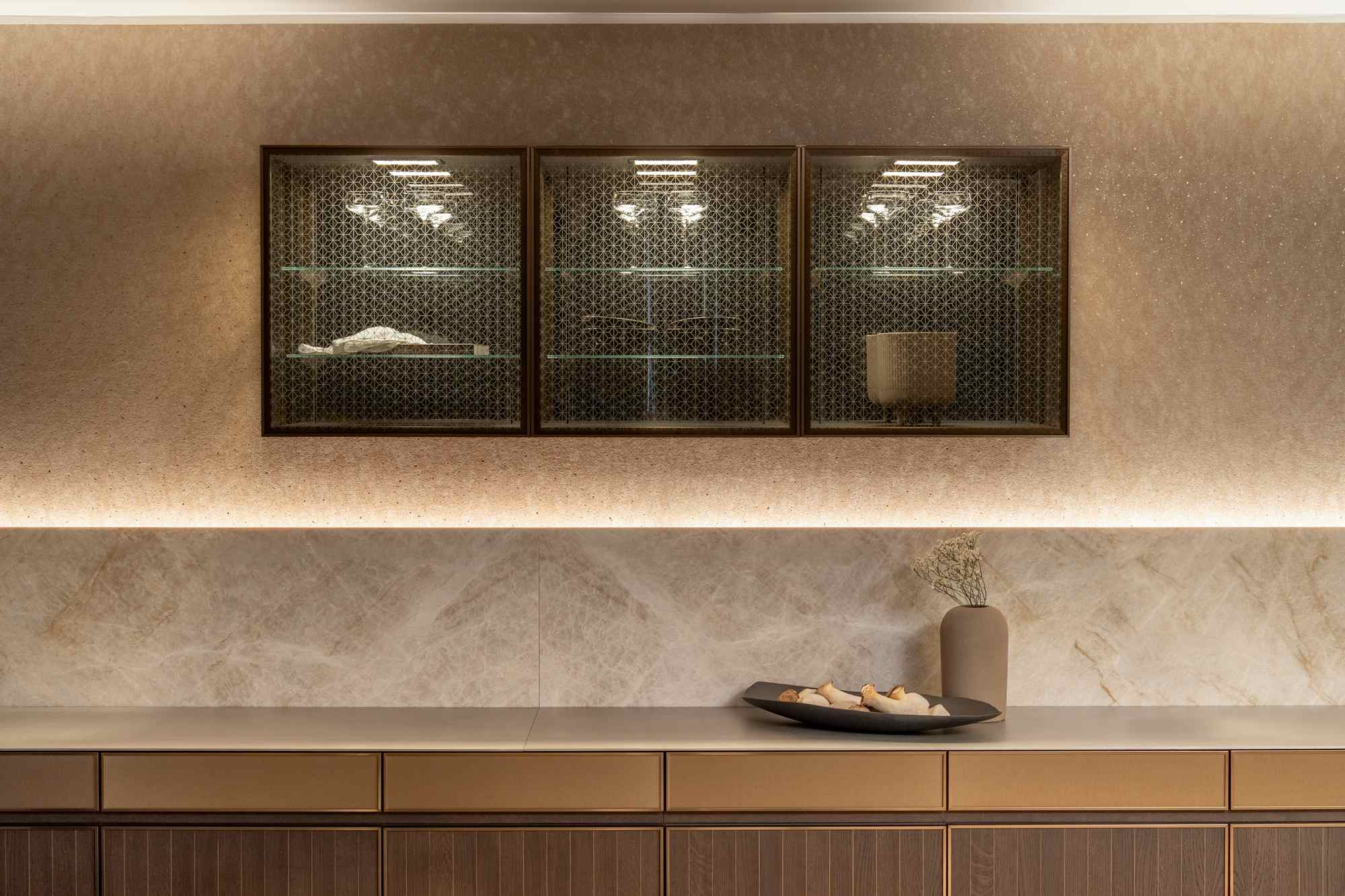 SieMatic SLX Vitrinen mit Ornamentglas über einem Sideboard mit Quarzit-Rückwand