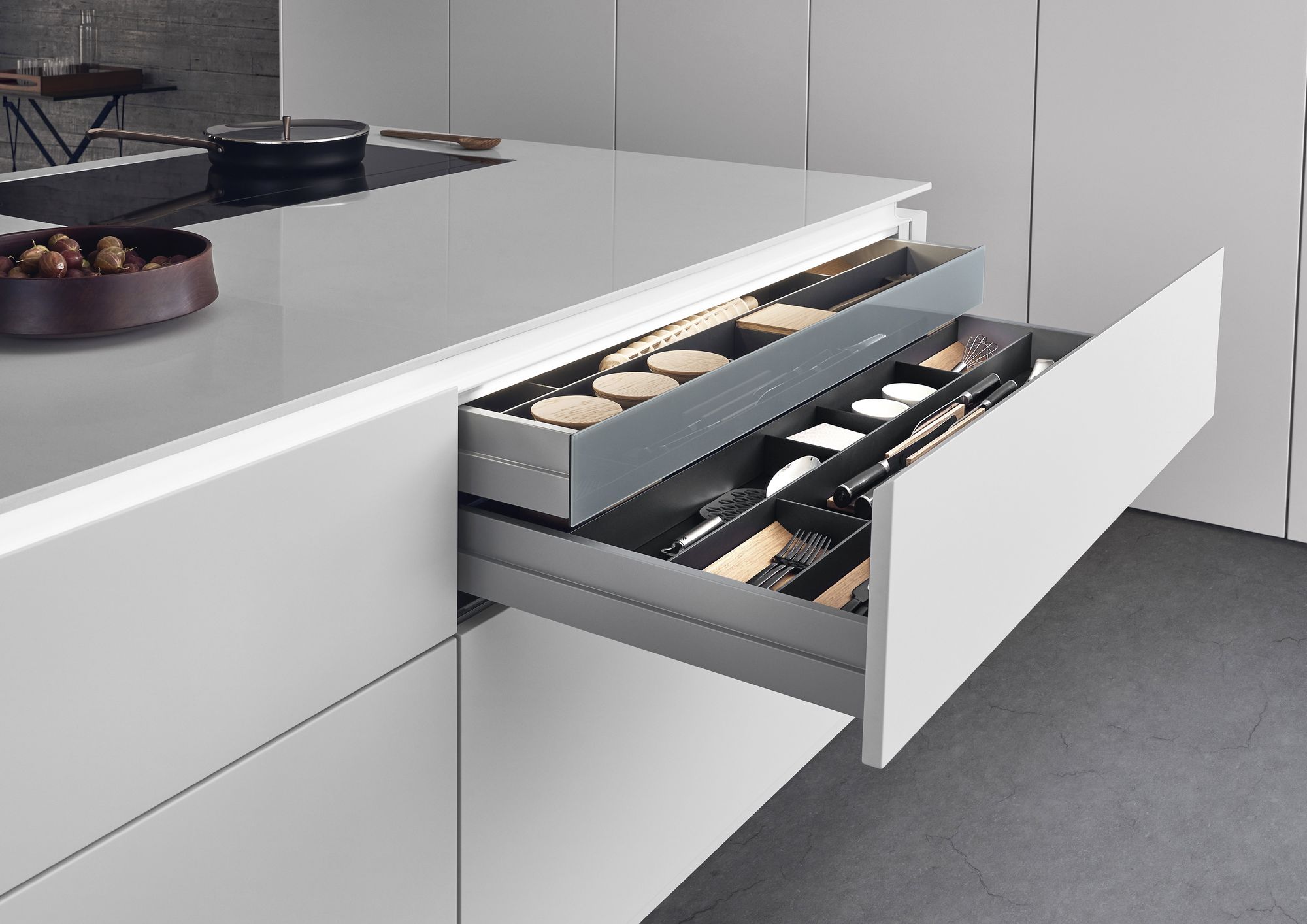 Auszug mit Organisationssystem Combo in der LEICHT Design Inselküche Classic-FS-C mit Raumteiler