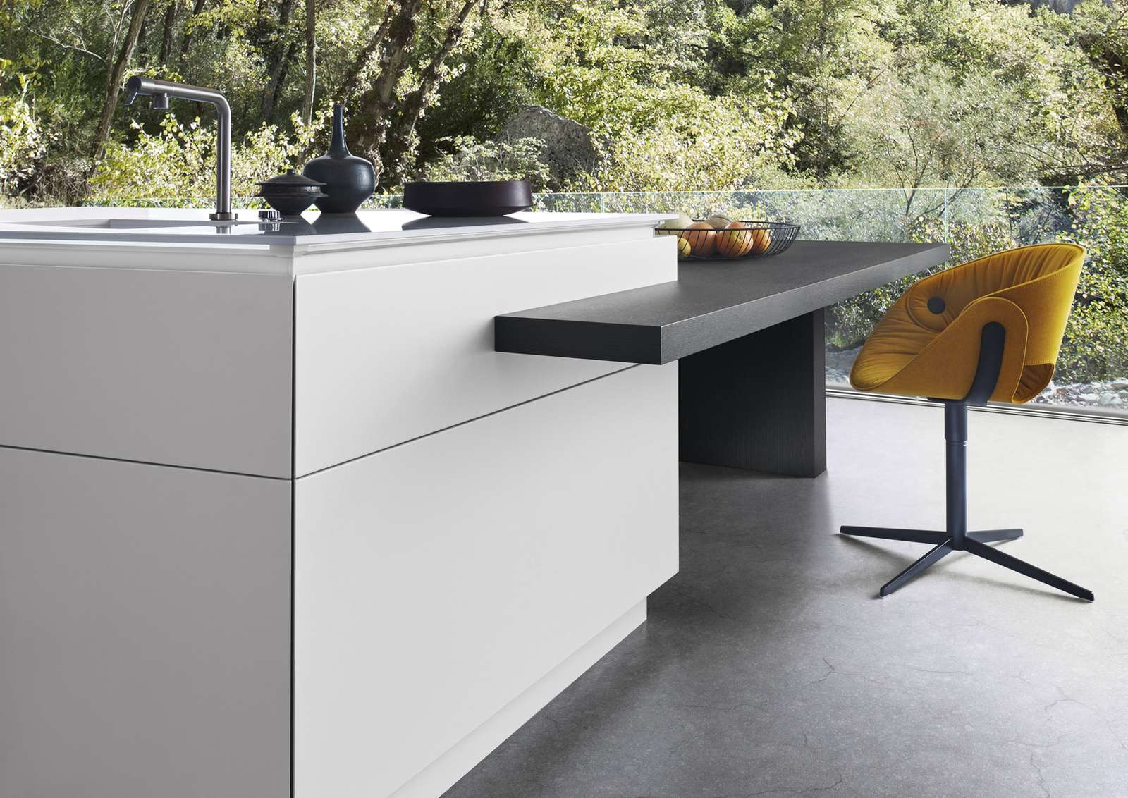 Kücheninsel in merino mit dunklem Ansetztisch der LEICHT Design Inselküche Classic-FS-C mit Raumteiler