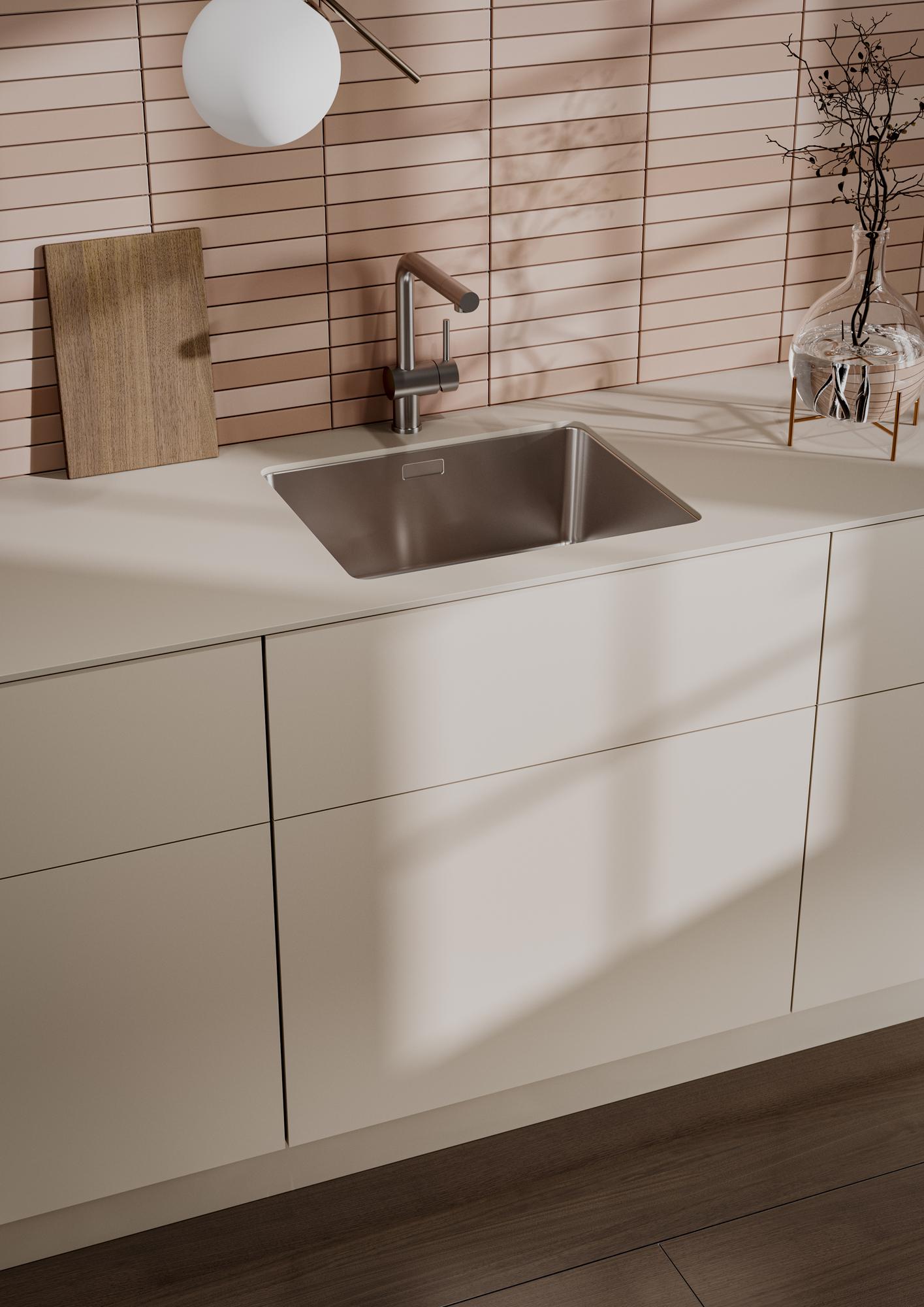 Küchenzeile von LEICHT HYGGE in Flachsbeige mit Spüle und Fliesenrückwand