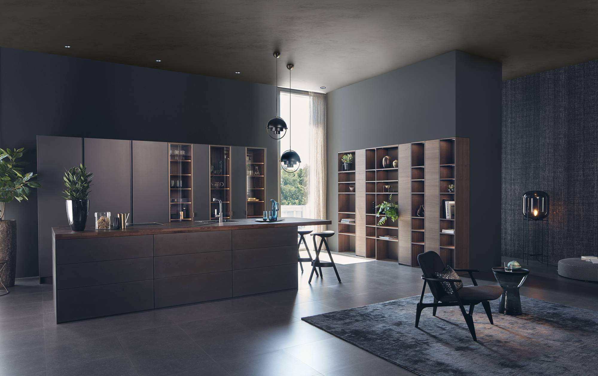 LEICHT Design Inselküche Steel mit Walnuss: Kücheninsel mit STEEL-Fronten, Hochschränke und Regalwand in Walnuss bei UHL Schöner Leben