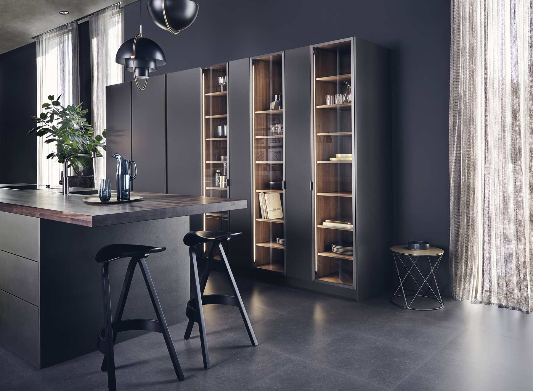 LEICHT Design Inselküche Steel mit Walnuss mit Barhockern an der Insel