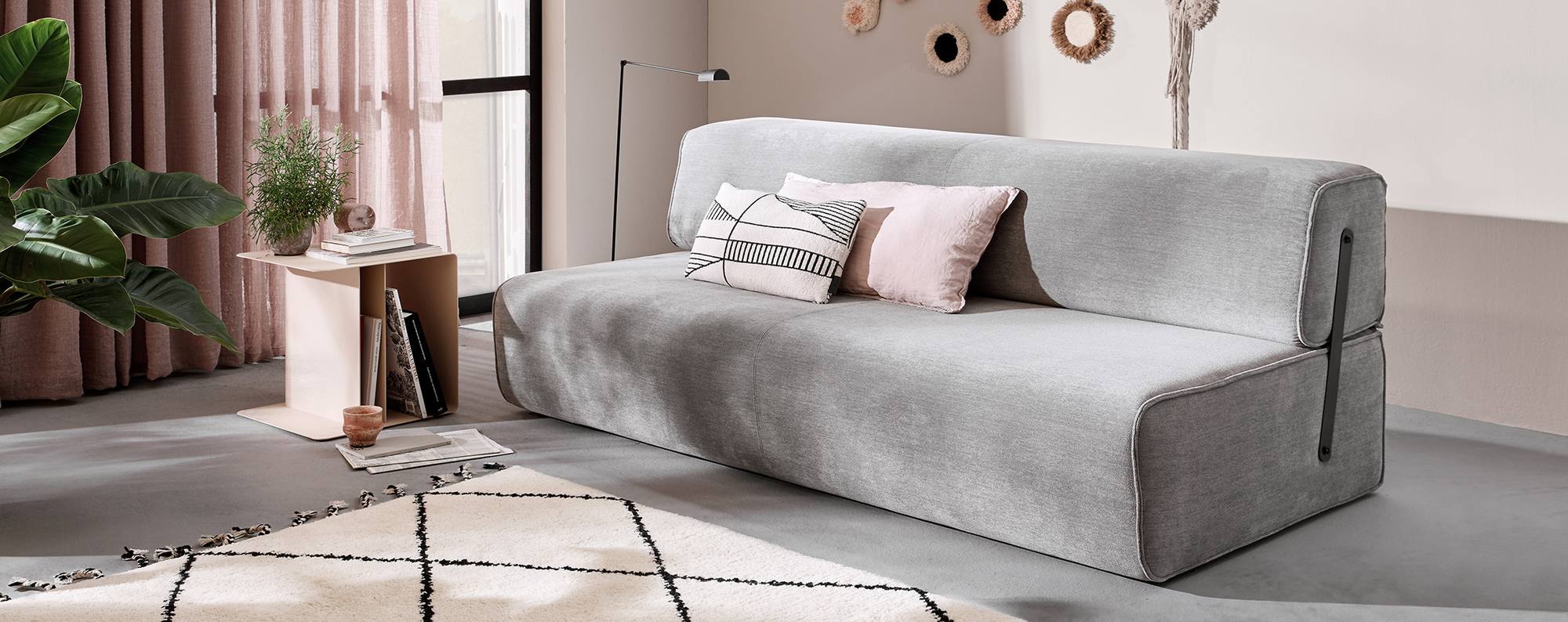 Möller Design SLOUNGE als Sofa und Bett in einem hellen Raum