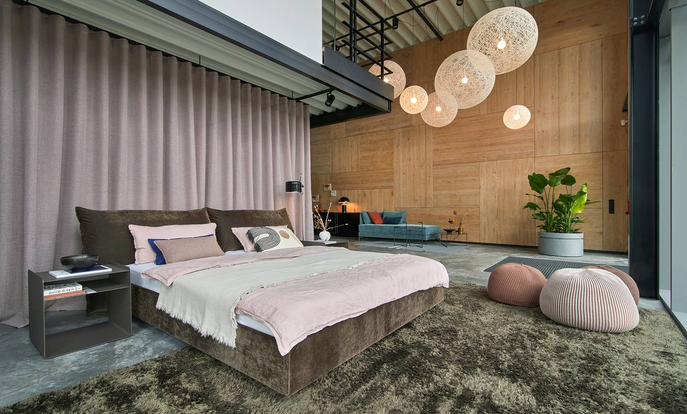 Möller Design Showroom in Lemgo mit Polsterbetten und Teppichen