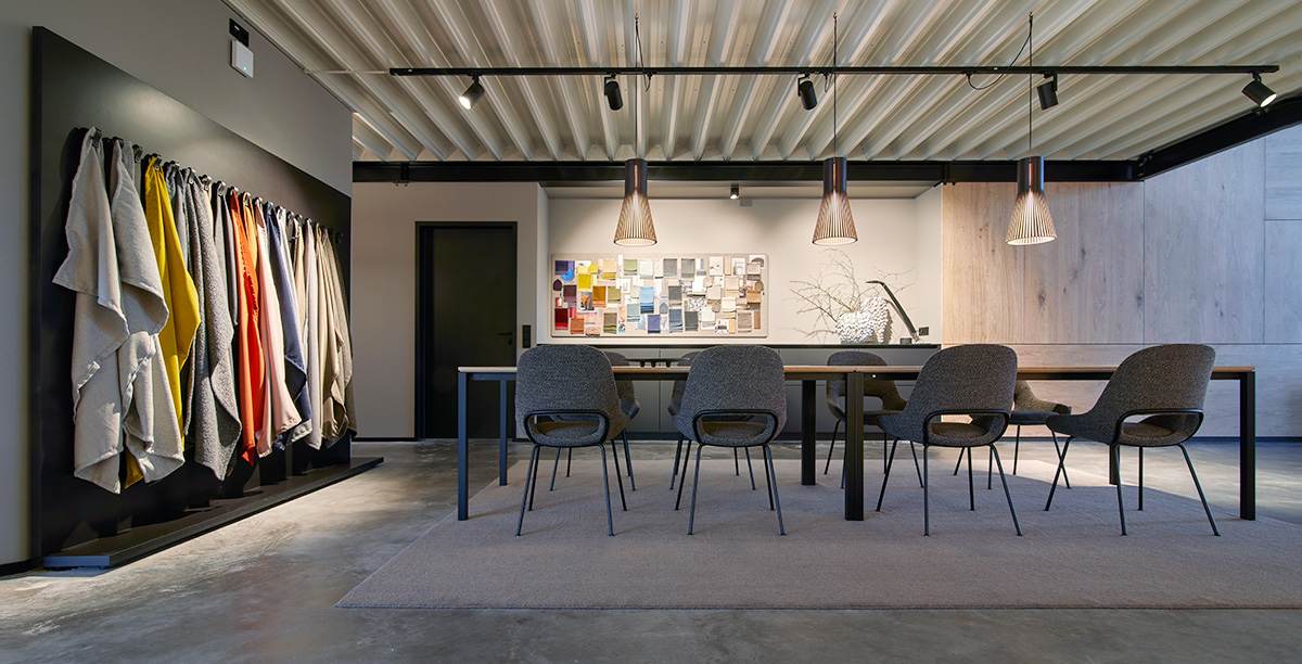Möller Design Stoffmuster und Materialien im Showroom