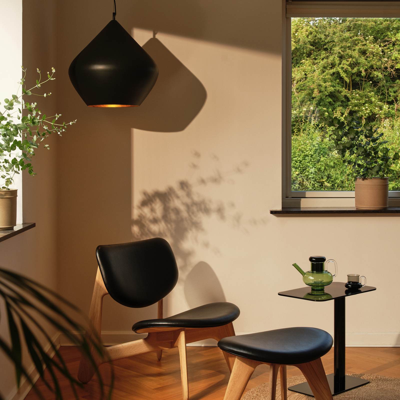 Tom Dixon Beat Leuchte neben einem Lounge Chair