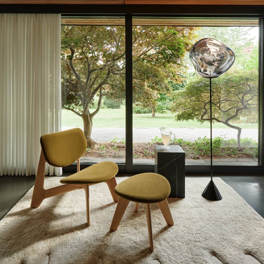 Tom Dixon Lounge Chair vor einem Fenster