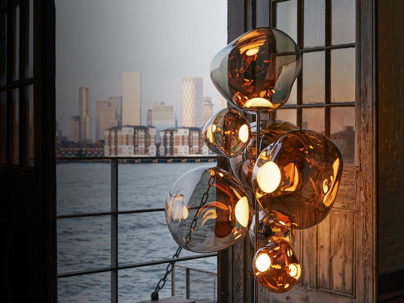Tom Dixon Melt Leuchten vor einem Fenster