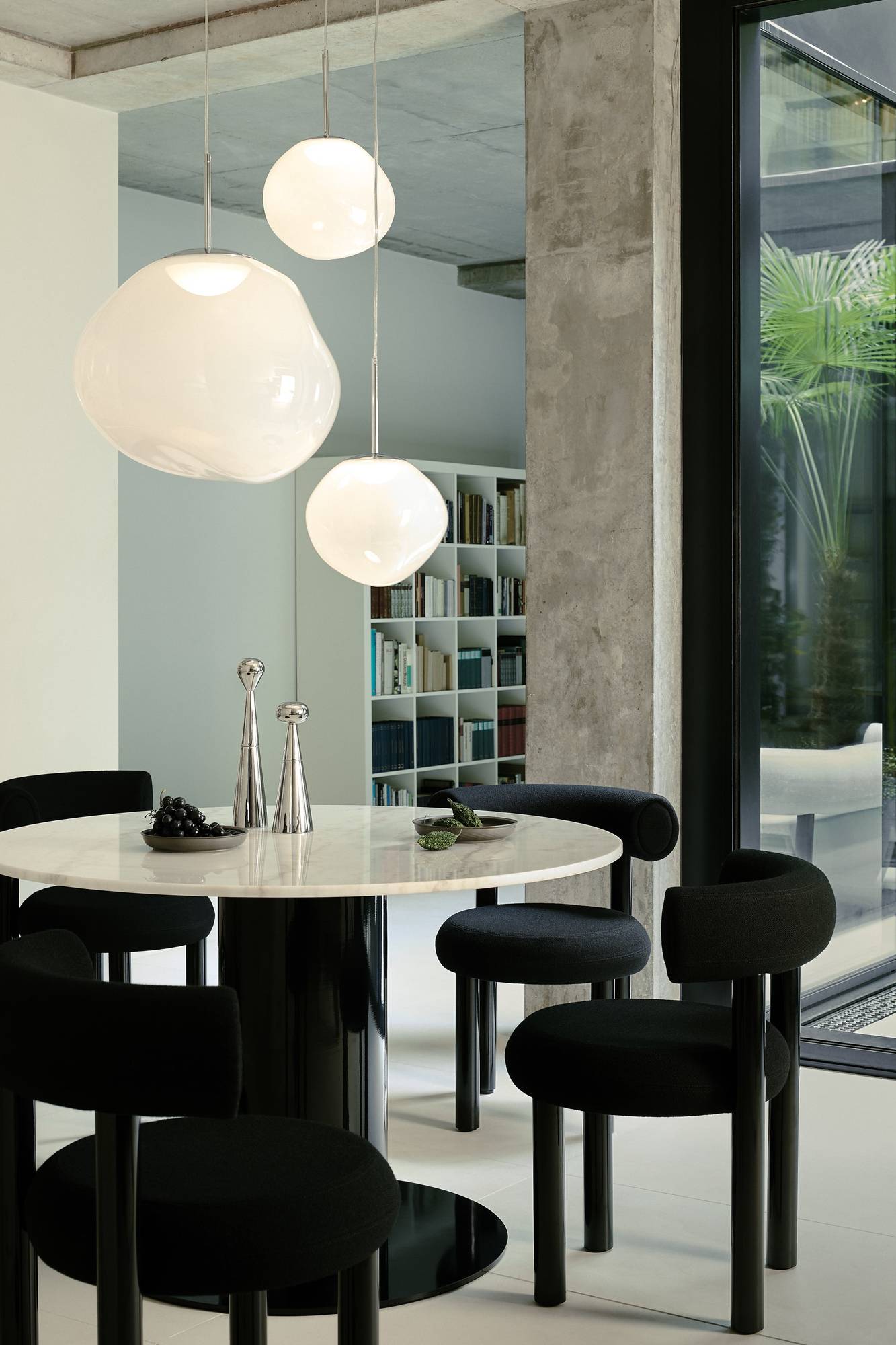 Tom Dixon Melt Opal Pendelleuchten über dem Esstisch