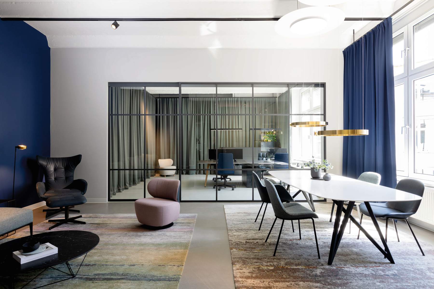 Walter Knoll Brand Space Berlin mit Esstisch und Sesseln
